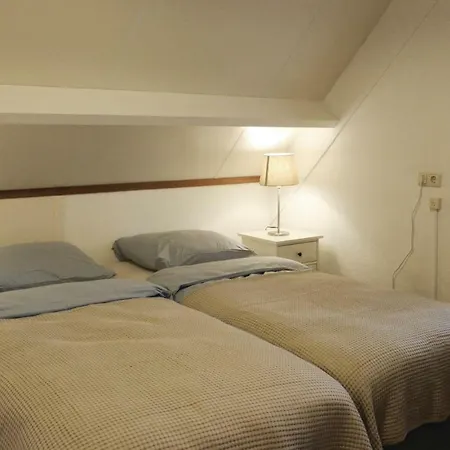 בית נופש Two Bedroom Holiday In לונטרן